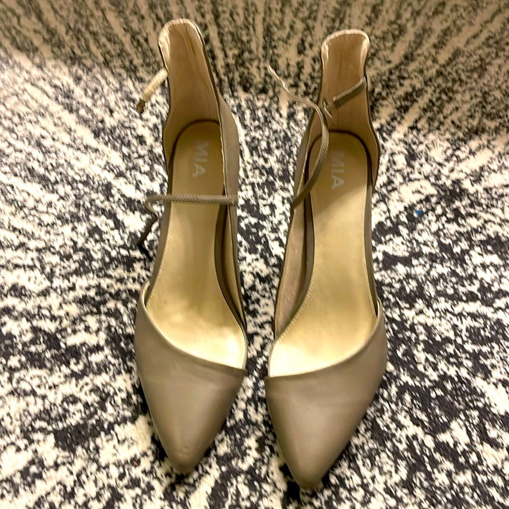 Beautiful leather heels with strap